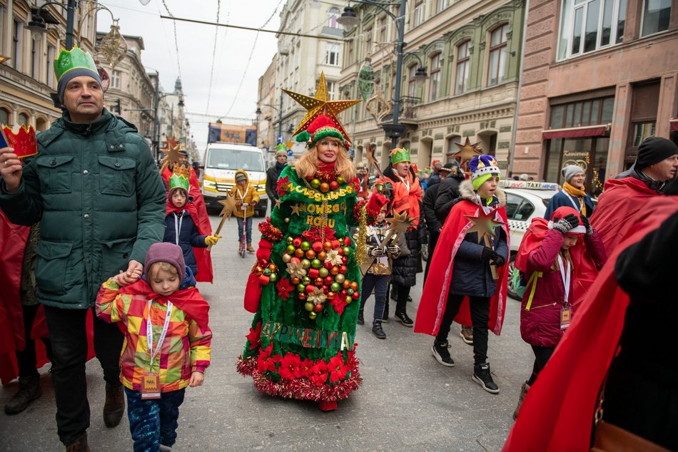 Orszak Trzech Króli w Łodzi. Tłumy łodzian świętowały w kolorowym pochodzie [ZDJĘCIA]