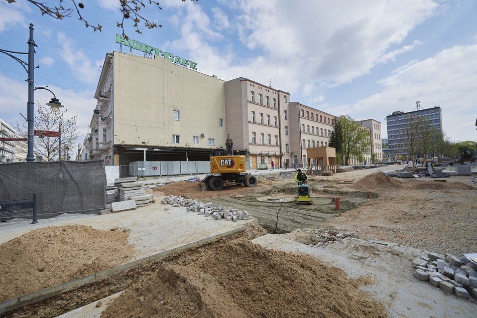 Pasaż Schillera w remoncie. Pierwsze drzewa już zasadzone! [ZDJĘCIA]