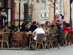 Sezon ogródkowy w Łodzi rozpoczęty! Łodzianie mogą już cieszyć się jedzeniem na zewnątrz