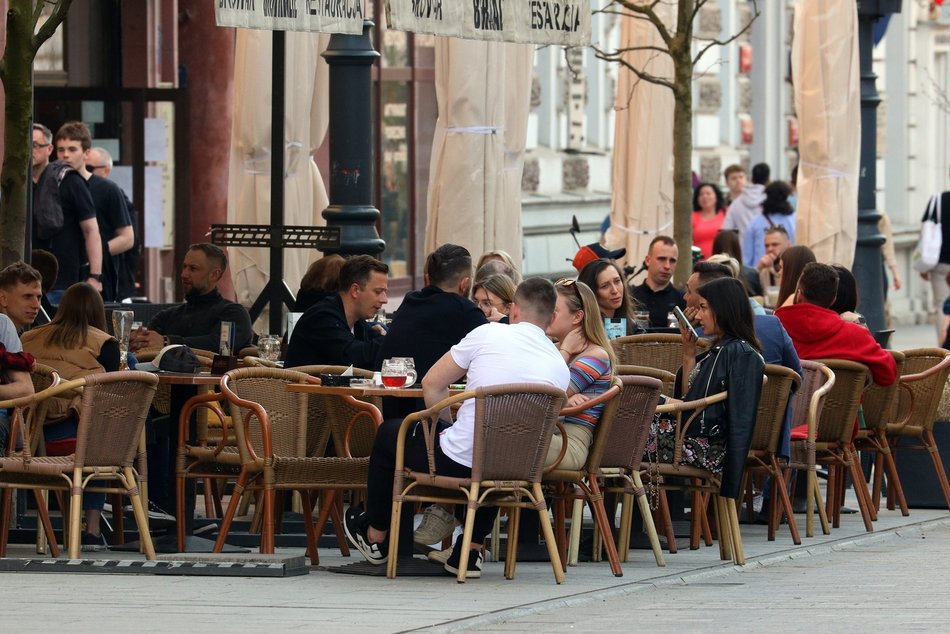 Sezon ogródkowy w Łodzi rozpoczęty! Łodzianie mogą już cieszyć się jedzeniem na zewnątrz