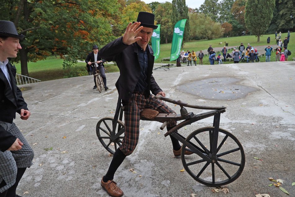 Pokaz rowerowy w parku Julianowskim