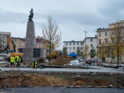 Plac Wolności z kolejnymi drzewami