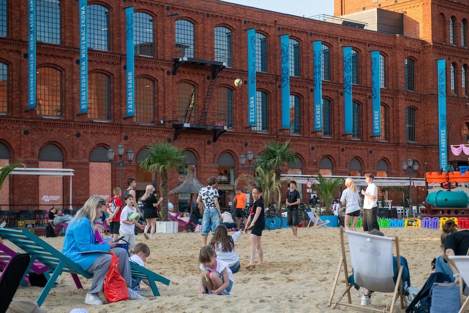Łódź. Manufaktura otwiera sezon letni! Na rynku pojawiła się piaszczysta plaża