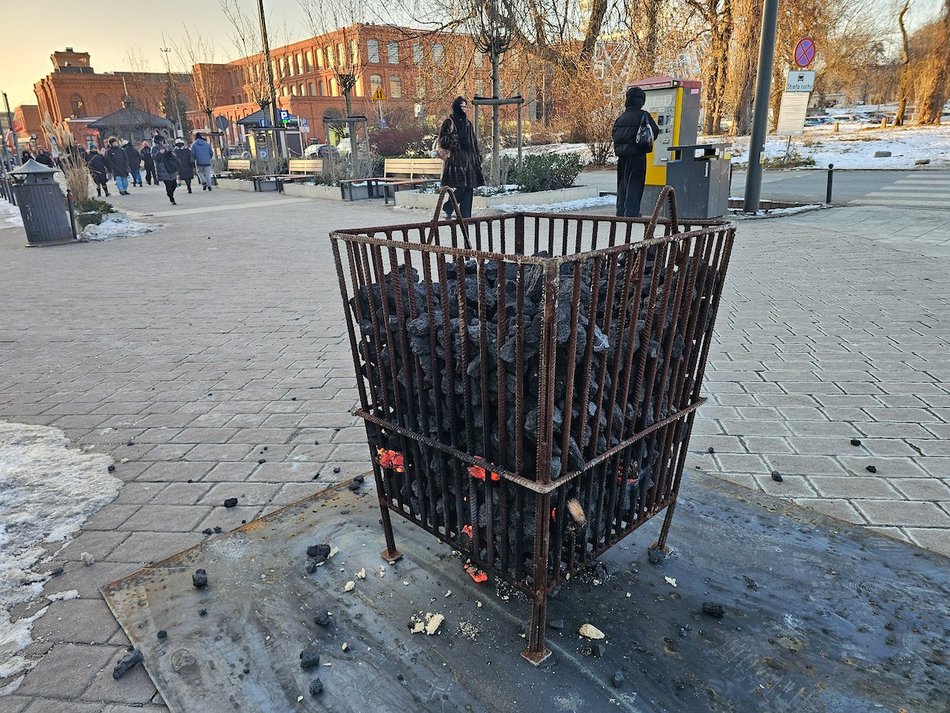 Łódź. Koksowniki na ulicach miasta
