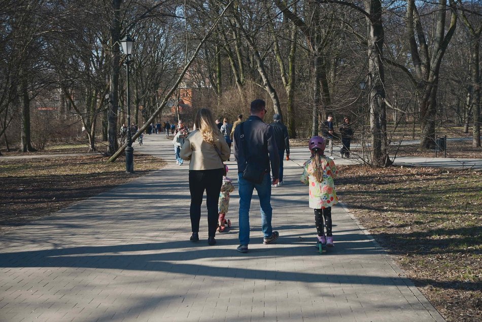 Słoneczna sobota w Parku Źródliska. Łodzianie odpoczywają od zgiełku miasta