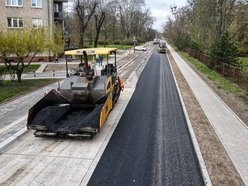 Leją asfalt na Bednarskiej. Koniec prac planowany przed majówką.