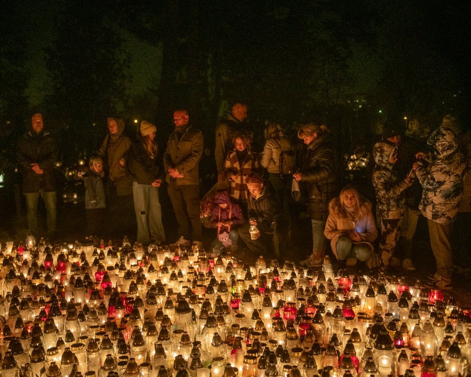 Cmentarz Zarzew w Łodzi po zmroku