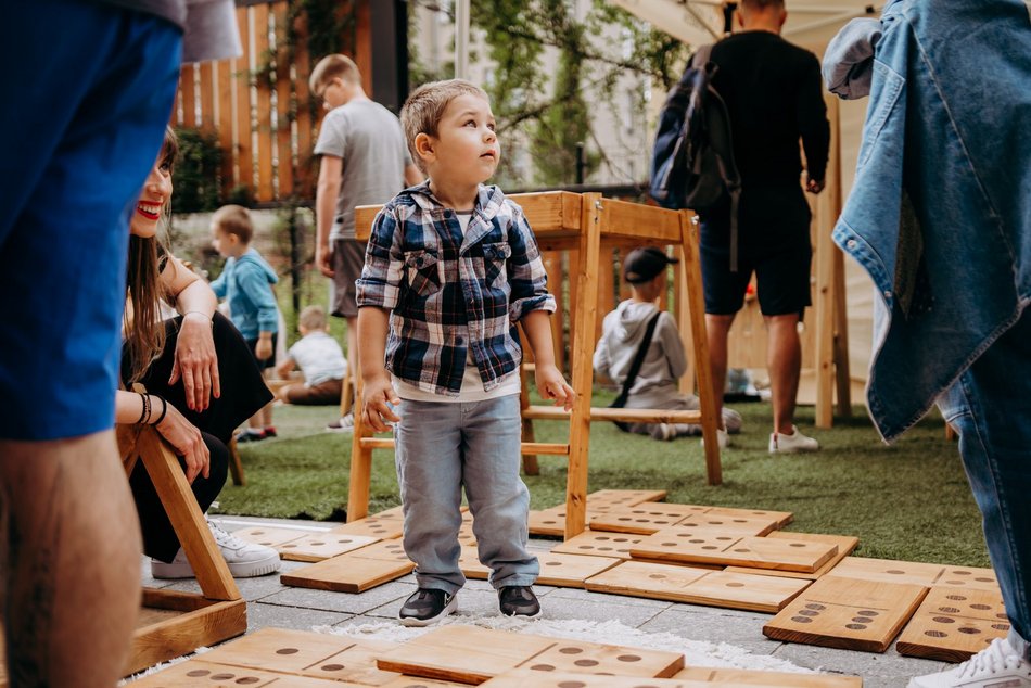 dzieci podczas zabawy