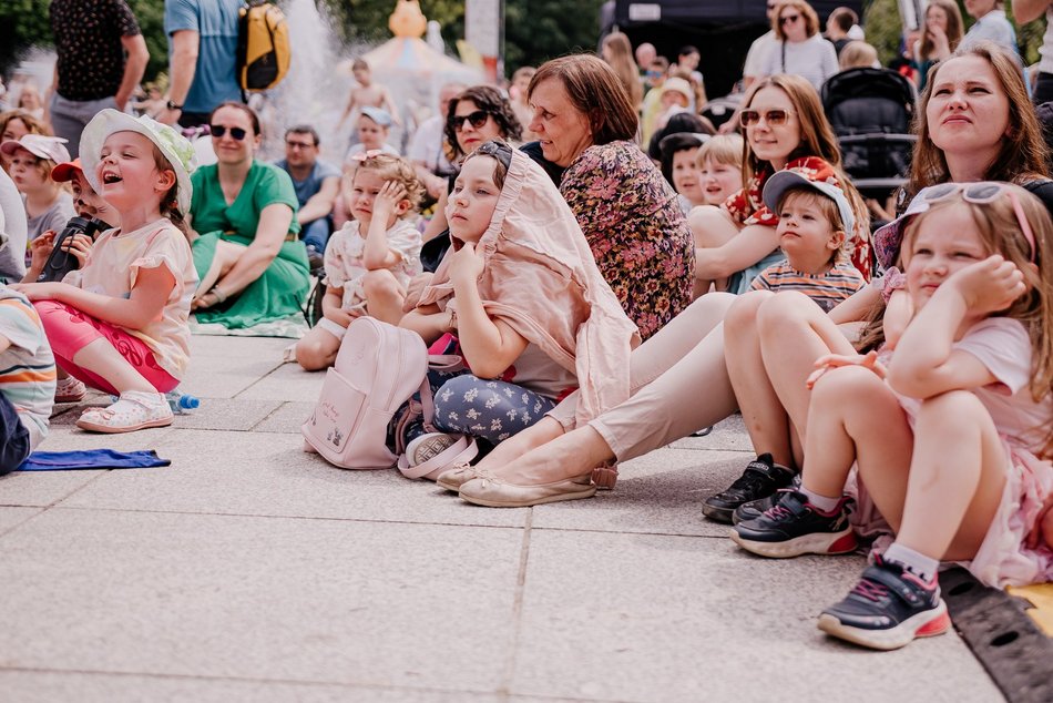 Łódź. Miejski Dzień Dziecka 2025 w Łodzi. Majka Jeżowska, dmuchańce i pokazy [ZDJĘCIA]