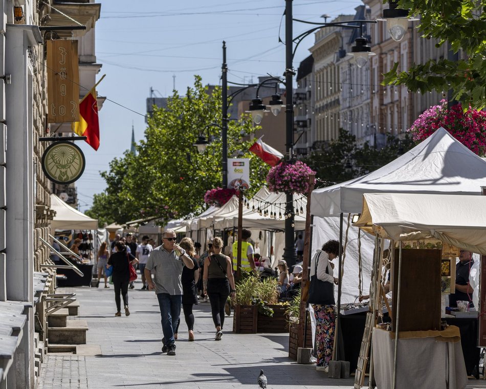 ludzie w centrum miasta