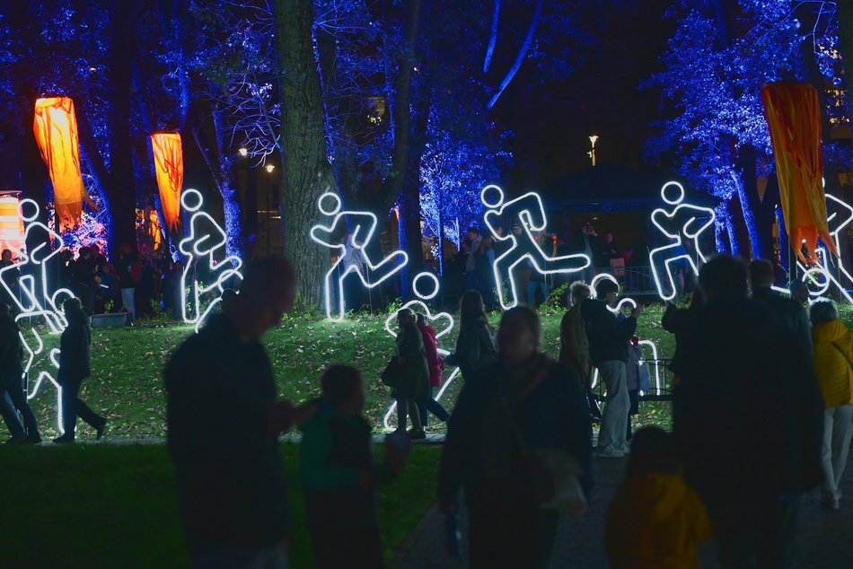 TOP 25 zdjęć z pierwszego dnia Light Move Festival 2025 Łódź. W sam raz na tapetę!