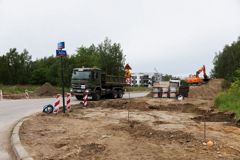 Łódź. Nowe chodniki na Olechowie w Łodzi. Rozpoczęli prace na trzech ulicach - ulica Bauma