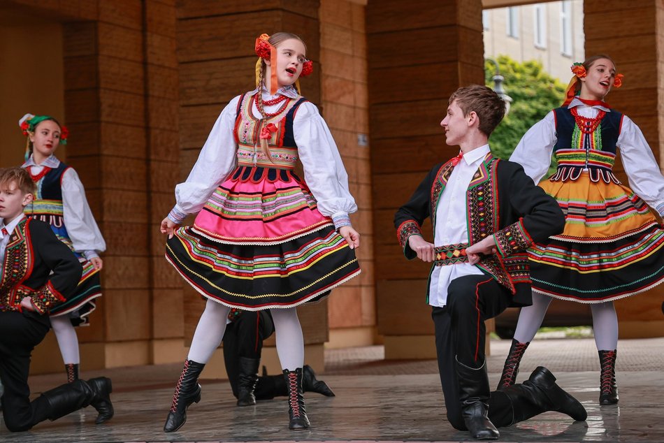 Łódź. Łodzianie uczcili je tańcem przy pomniku pisarza