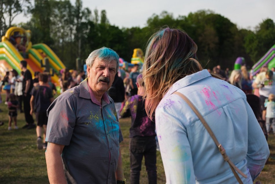 Łódź. Festiwal kolorów na Stawach Jana w Łodzi. Tłumy wzięły udział w bitwie na kolorowy proszek!