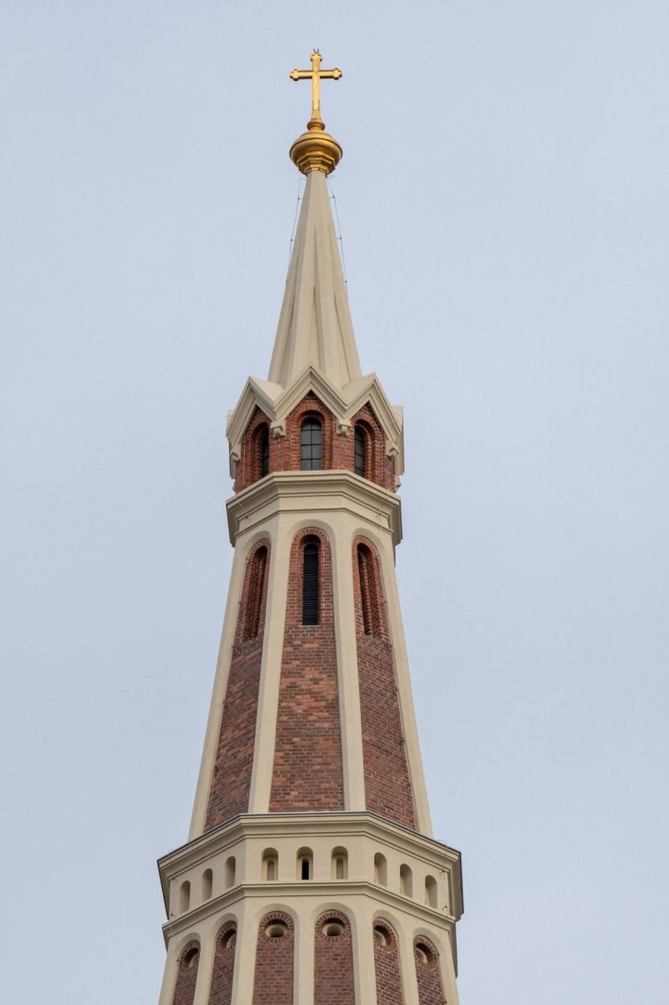 Kościół przy Sienkiewicza w Łodzi po remoncie. Jego wieże znów lśnią