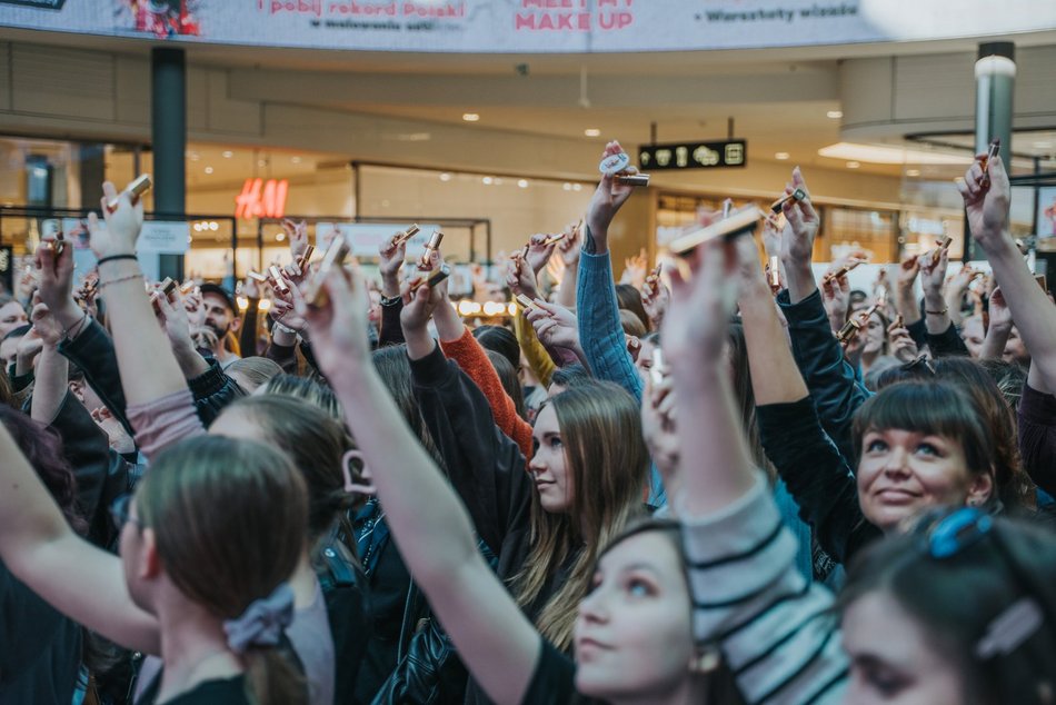 Łódź. Rekord malowania ust w Manufakturze w Łodzi pobity! Byłaś? Znajdź się na zdjęciach!