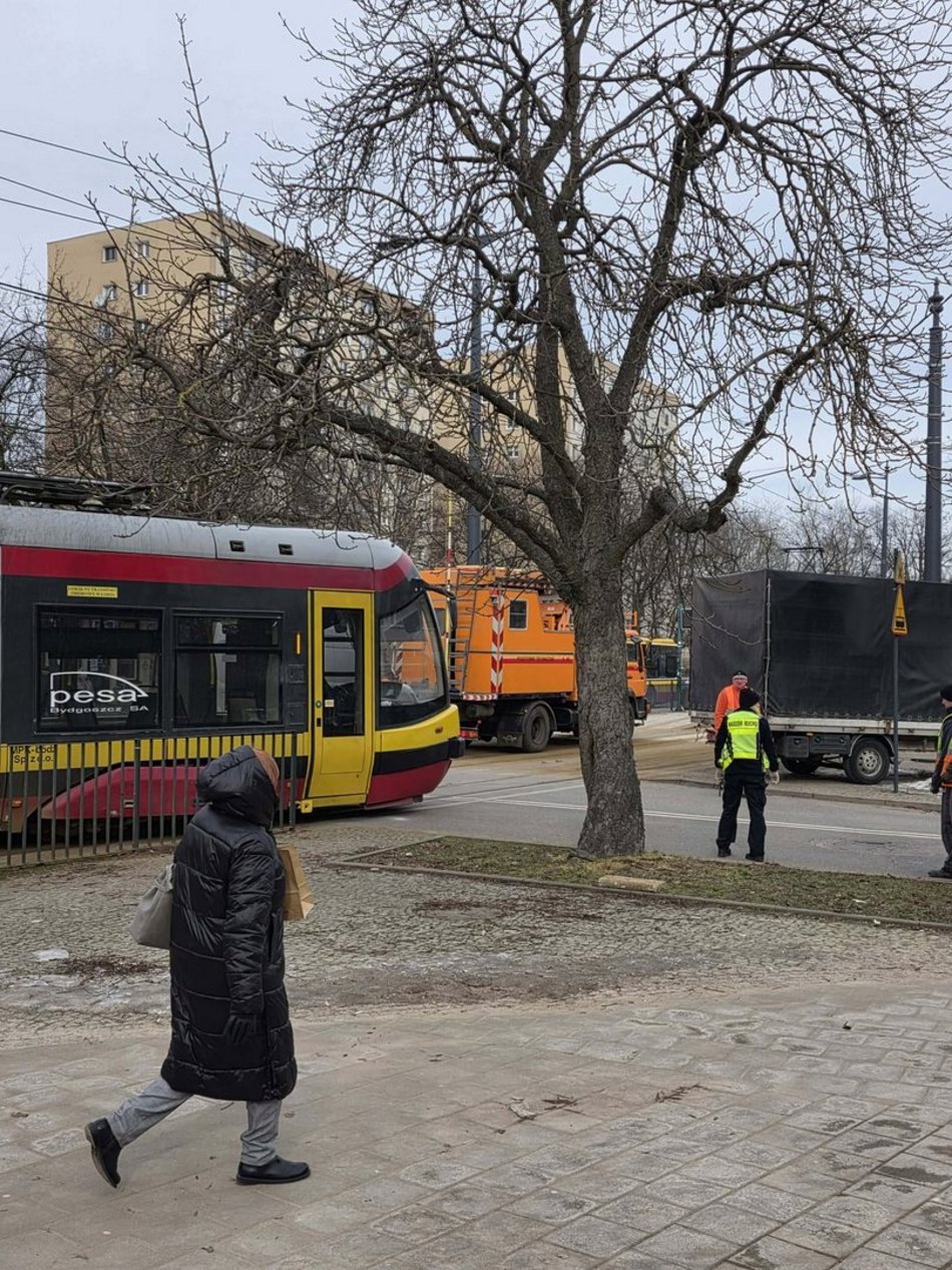 Łódź. Zderzenie tramwaju MPK Łódź z samochodem
