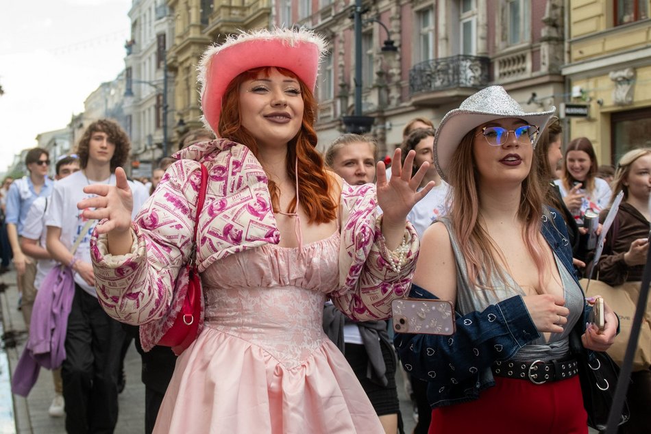 Łódź. Juwenalia 2025 w Łodzi. Kolorowy pochód studentów przeszedł Piotrkowską!