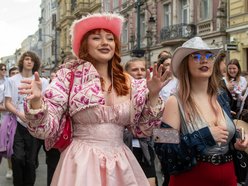 Łódź. Juwenalia 2025 w Łodzi. Kolorowy pochód studentów przeszedł Piotrkowską!