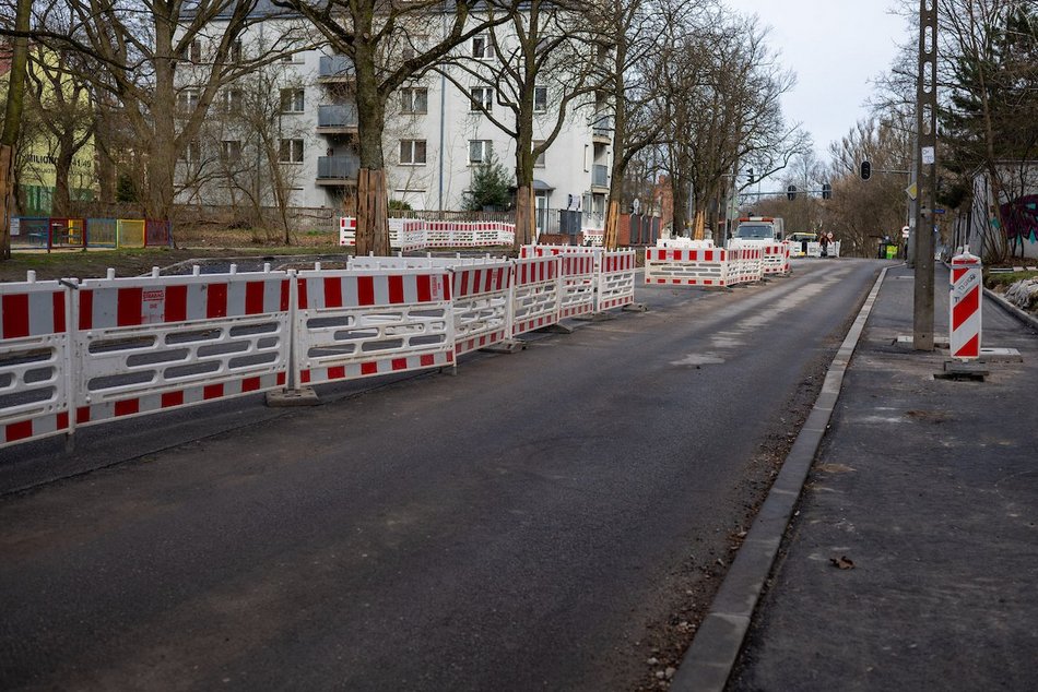 Łódź. Remont Przędzalnianej w Łodzi. Nowe parkingi, jezdnia i chodniki już po Wielkanocy