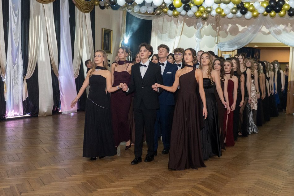 Łódź. Studniówka XXVI LO w Łodzi. Ależ oni zatańczyli... i jak pięknie wyglądali!