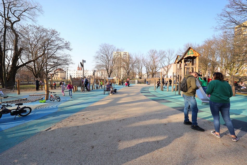 Łódź. Łódź budzi się do życia! Łodzianie i turyści tłumnie korzystają z pierwszych dni wiosny