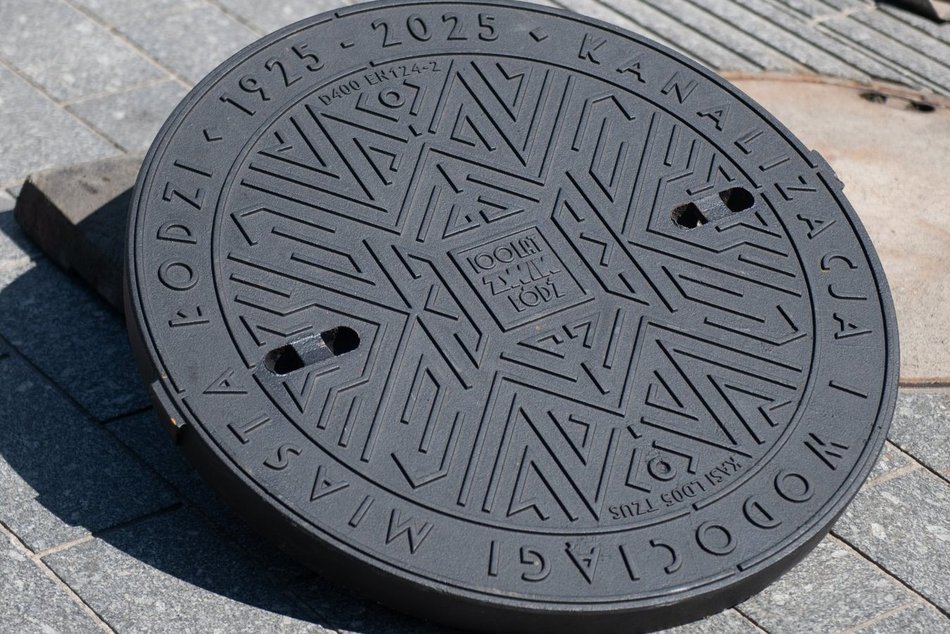 ZWiK Łódź wymienia włazy na placu Wolności. Jubileuszowe pokrywy już widoczne!