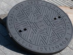 ZWiK Łódź wymienia włazy na placu Wolności. Jubileuszowe pokrywy już widoczne!