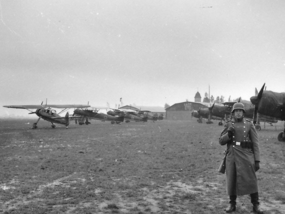 [Translate to Ukraiński:] Niemieckie samoloty na lotnisku w Łodzi - jesień 1939 r.