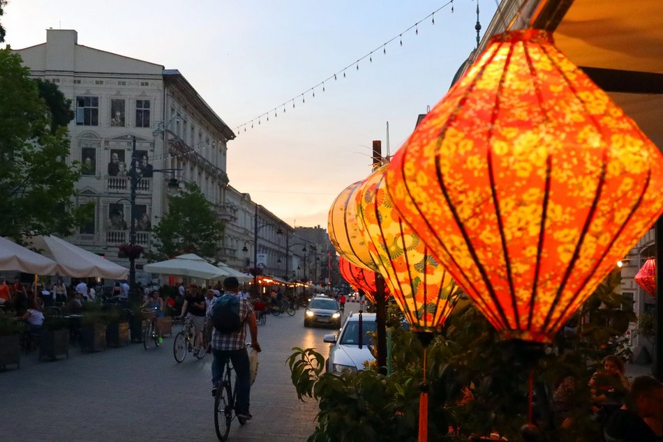 Tłumy na ulicy Piotrkowskiej w Łodzi