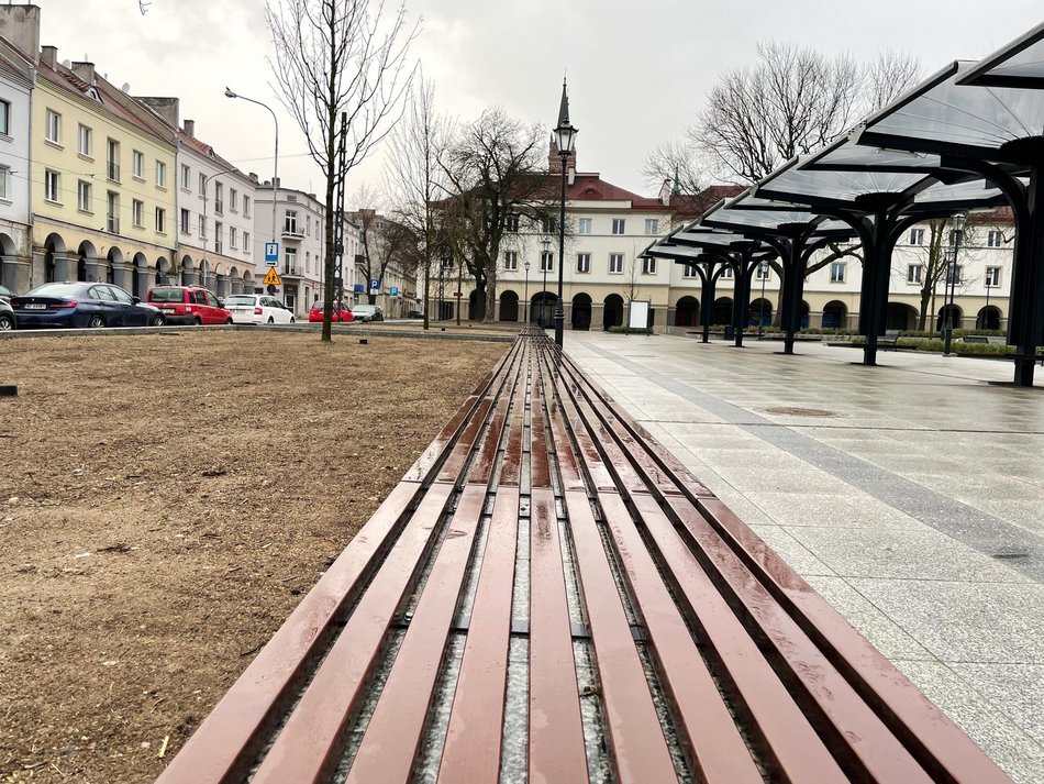 Stary Rynek po remoncie - drewniane siedziska