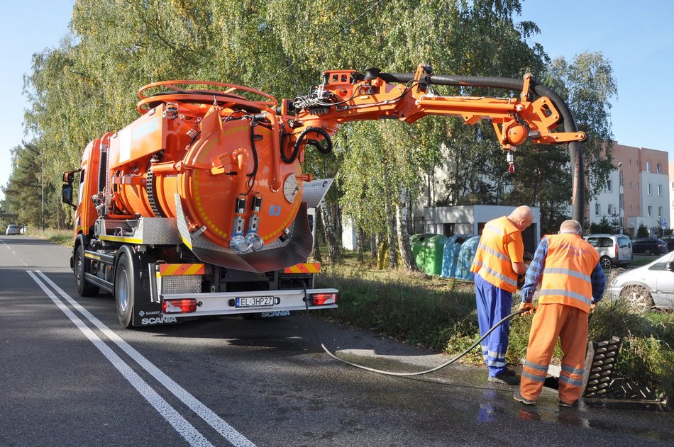 samochód do czyszczenia studzienek w trakcie pracy