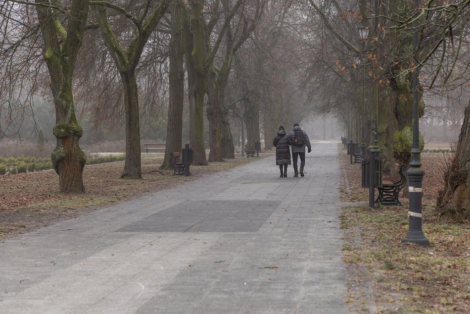 Łódź. Spacerowicze w parku Poniatowskiego