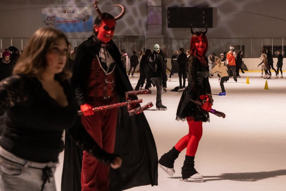 Łódź. Halloween na lodowisku Bombonierka w Łodzi. Królestwo duchów i zjaw na lodzie