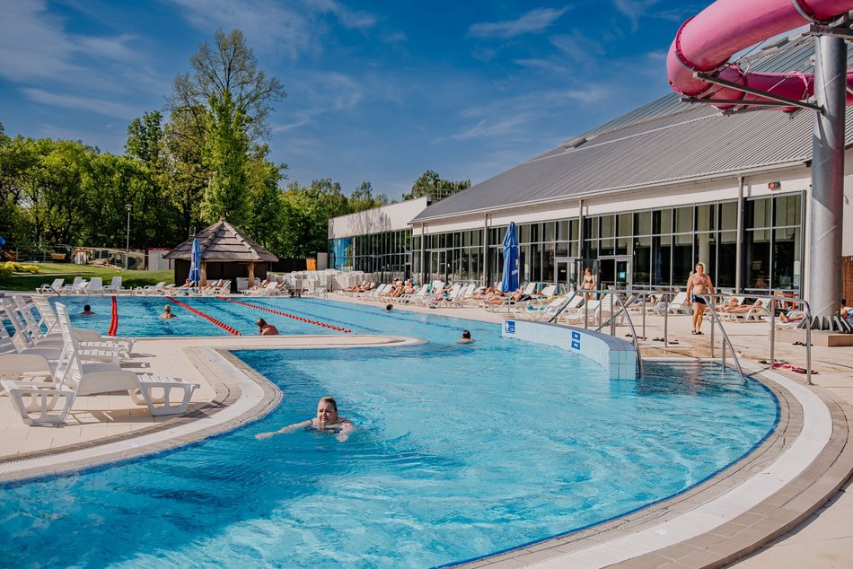 Aquapark Fala w majówkę - baseny zewnętrzne, zjeżdżalnia kamikaze