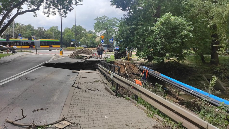 Zawalony w skutek burzy most na rzece Bałutce