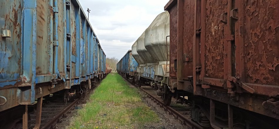 Cmentarz lokomotyw w Łodzi. Klimatyczne miejsce na Olechowie [ZDJĘCIA]
