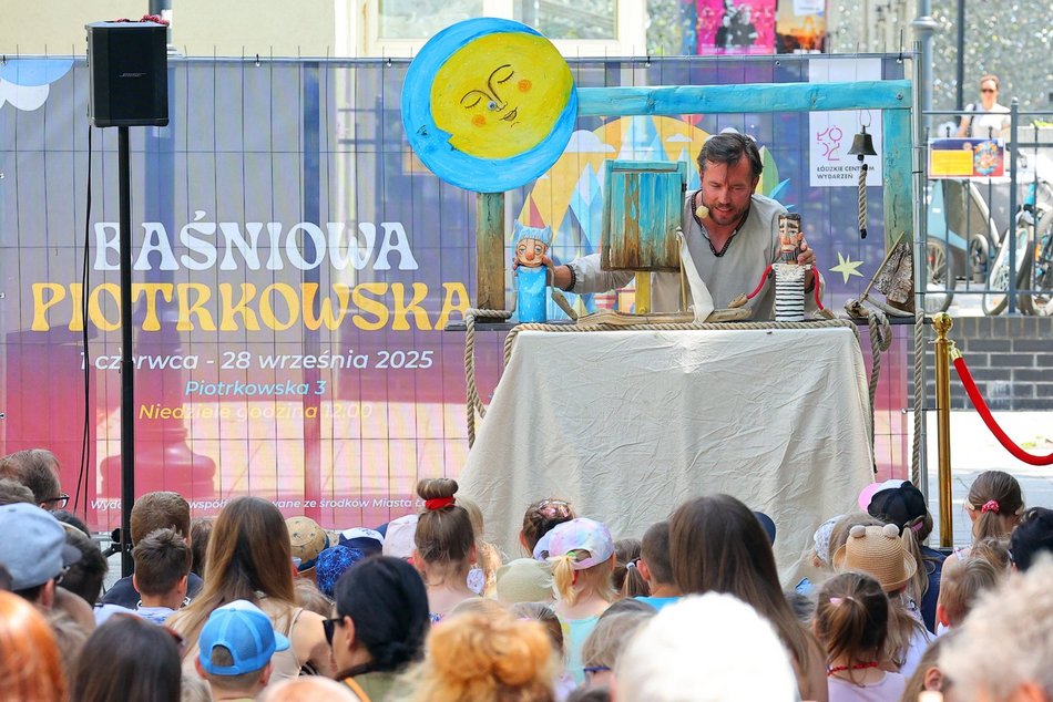 Łódź. Baśniowa Piotrkowska w Łodzi. Teatr Barnaby zachwycił dzieci!