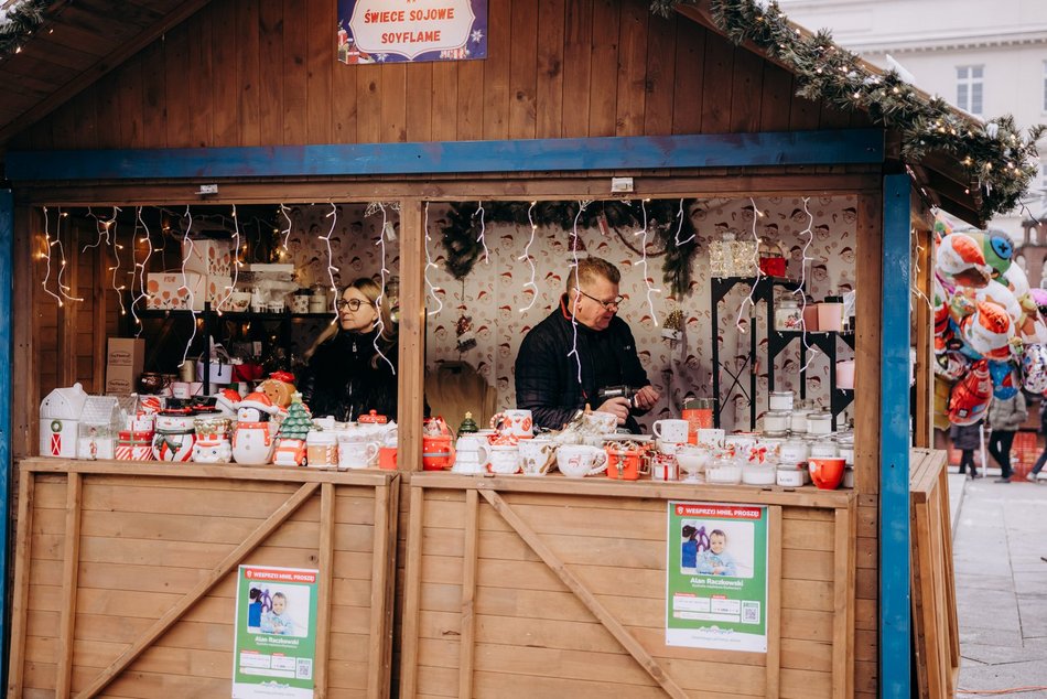 Łódź. Jarmark Bożonarodzeniowy na placu Wolności w Łodzi stoiska, kramy