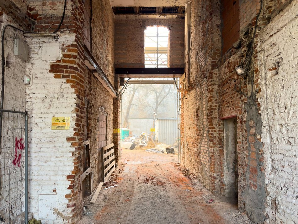 Łódź. Wielka rewitalizacja kamienicy przy Kilińskiego w Łodzi. Skuli ściany do gołej cegły!