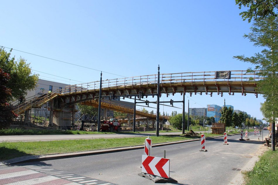 Łódź. Budowa kładek na Wyszyńskiego w Łodzi. Zamknięty odcinek jezdni