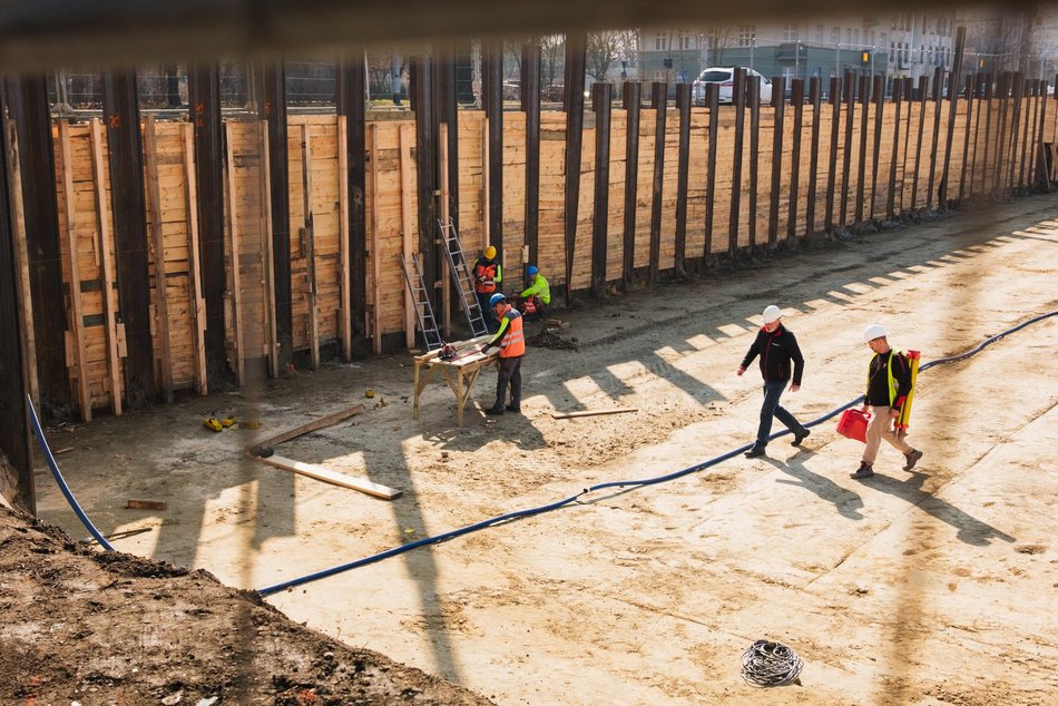 Łódź. Nowe mieszkania miejskie przy Pabianickiej w Łodzi. Palownica wjechała na plac budowy!