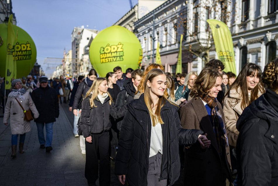 Łódź. Polonez dla Łodzi. Tłumy maturzystów zatańczyły na Piotrkowskiej. Razem z nimi łodzianie!