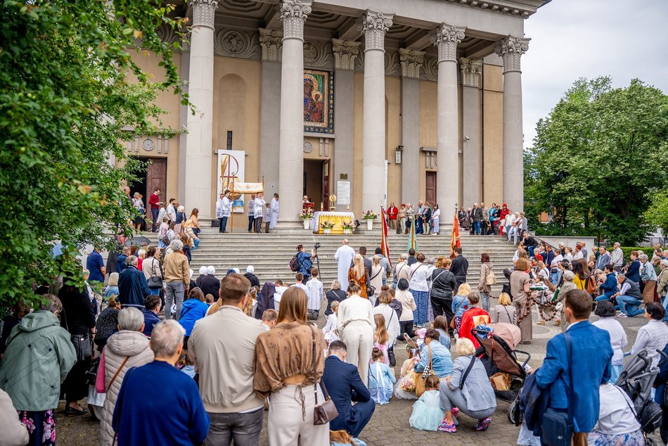 Łódź. Boże Ciało w Łodzi. Procesja z kościoła Matki Boskiej Zwycięskiej przeszła ulicami miasta