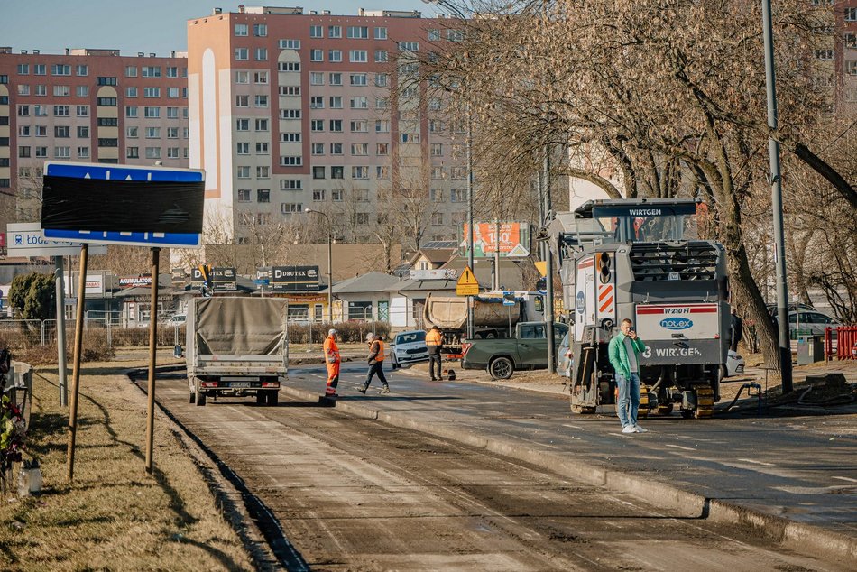 Remont Broniewskiego w Łodzi ruszył pełną parą. Drogowcy pracują nad nowym torowiskiem