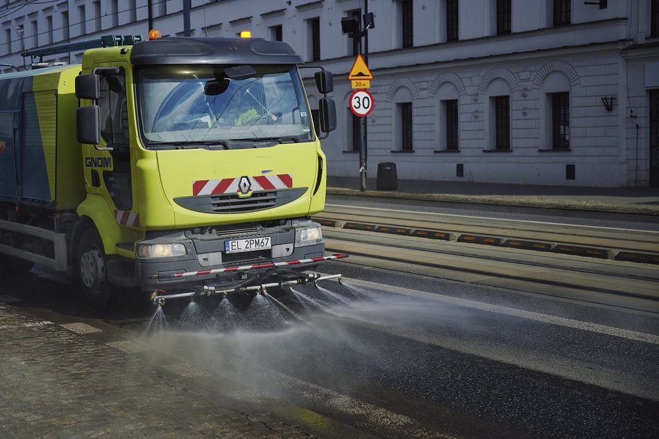 Łódź. Sprzątanie w Łodzi trwa nieprzerwanie. Na których ulicach pracowały ekipy porządkowe?