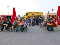 Łódź. Zlot food trucków w EC1 Łódź. Amerykańskie burgery, belgijskie frytki, hiszpańskie churrosy i więcej