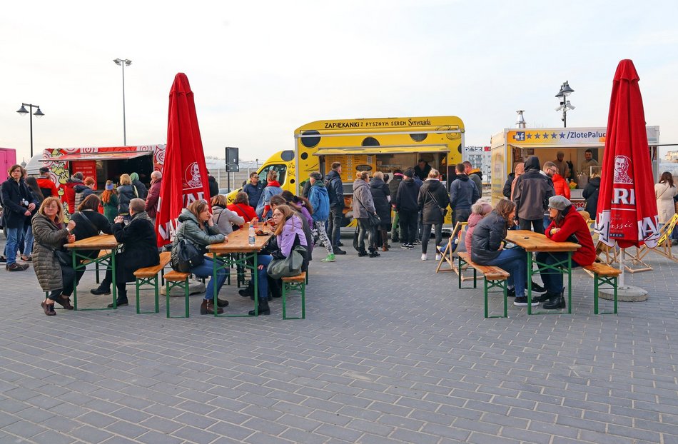 Łódź. Zlot food trucków w EC1 Łódź. Amerykańskie burgery, belgijskie frytki, hiszpańskie churrosy i więcej