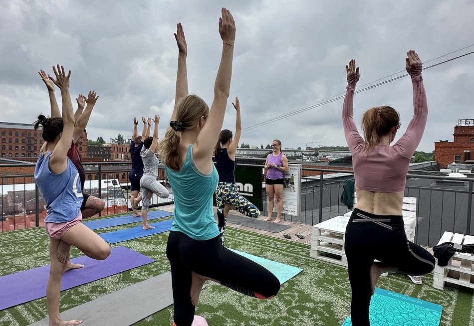 Sportowy sierpień w Manufakturze. Przyjdź na jogę na dachu, tai chi lub zumbę