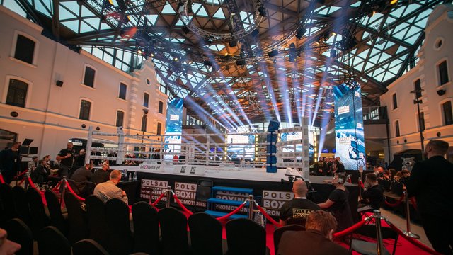 Polsat Boxing Promotions w Łodzi. Zobacz jubileuszową galę na dworcu Łódź Fabryczna [ZDJĘCIA]